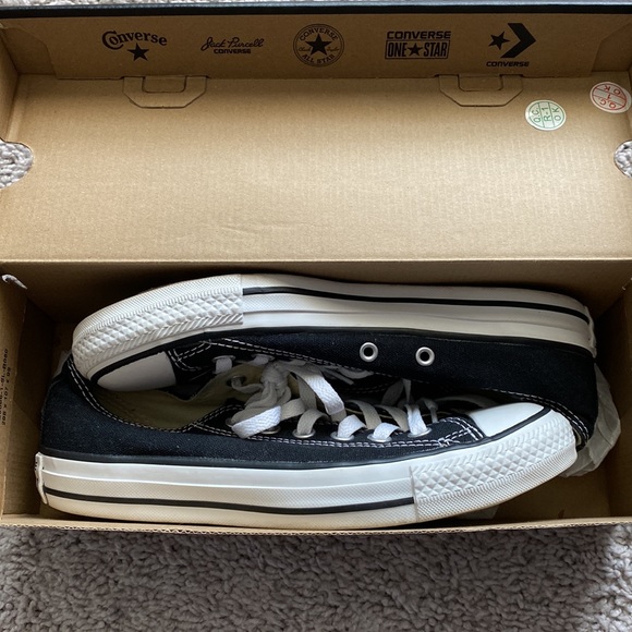 Chuck Taylor Converse - Picture 2 of 7